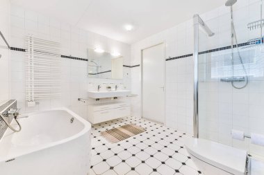 Dairenin içinde beyaz, modern banyo.