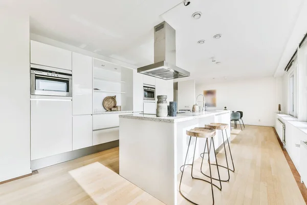 Intérieur de cuisine légère dans l'appartement mansard — Photo