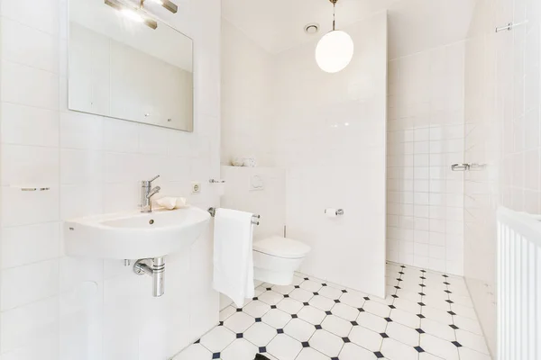 Interieur van witte moderne badkamer in appartement — Stockfoto