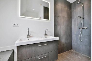 Dairenin içinde beyaz, modern banyo.