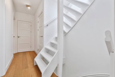 Koridordaki merdivenler.