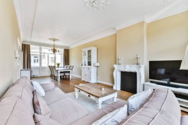 Yumuşak mobilyalı modern oturma odası