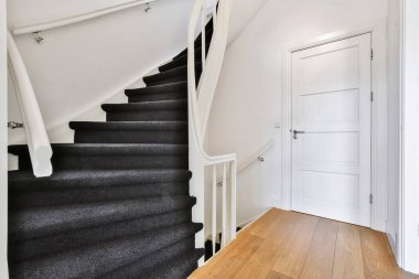 Koridordaki merdivenler.