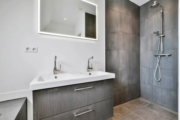 Interieur van witte moderne badkamer in appartement — Stockfoto