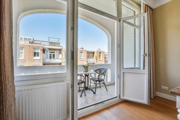 Ein kleiner Balkon — Stockfoto