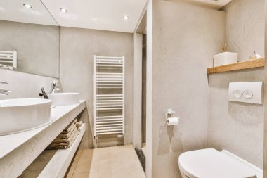 Dairenin içinde beyaz, modern banyo.