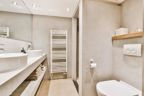 Інтер'єр білої сучасної ванної кімнати в квартирі — стокове фото