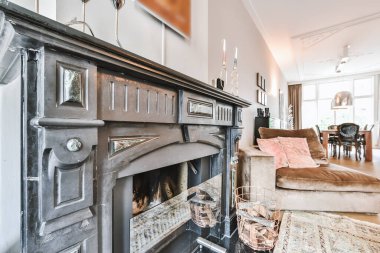 Eski şöminenin mermer süsü.