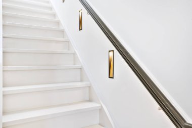 Koridordaki merdivenler.