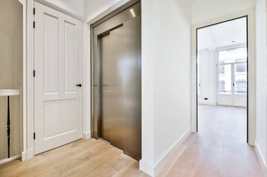 Koridordaki merdivenler.