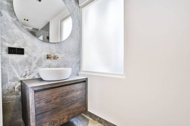 Dairenin içinde beyaz, modern banyo.