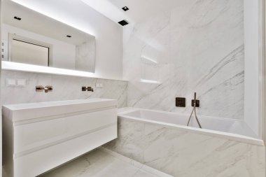 Ahşap raflı hafif banyo.