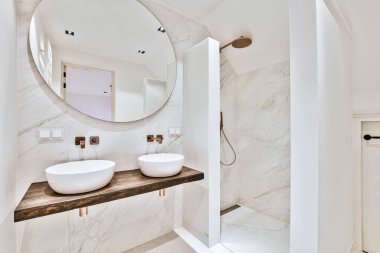 Dairenin içinde beyaz, modern banyo.