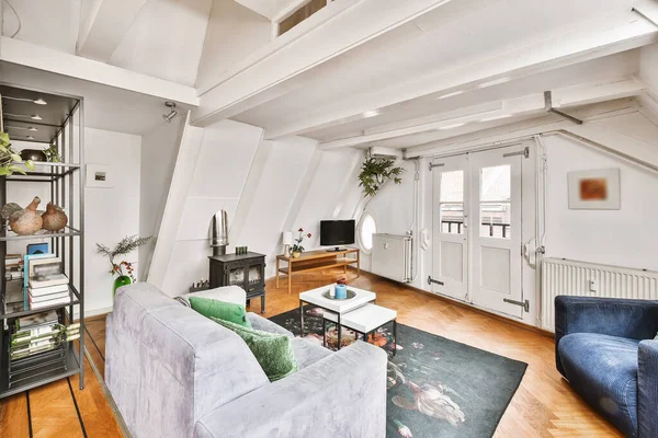 Yumuşak mobilyalı modern oturma odası