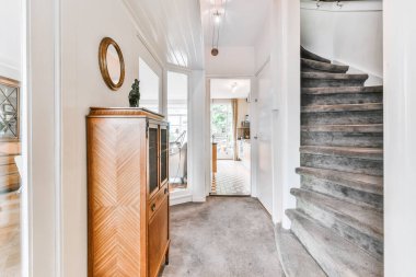 Koridordaki merdivenler.