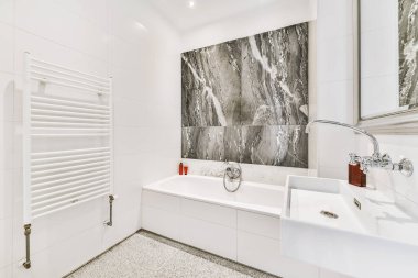 Mermer duvarlı banyo.