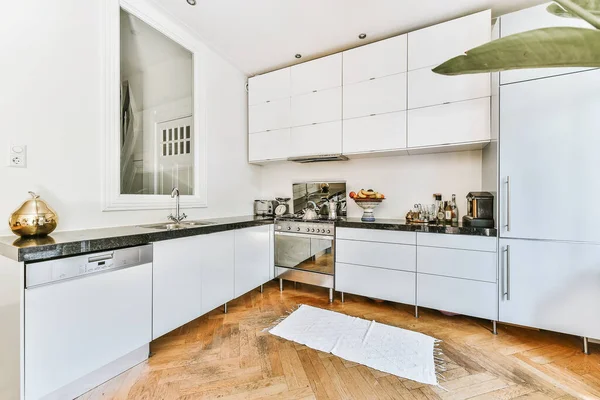 Interior de cozinha pequena no apartamento moderno — Fotografia de Stock