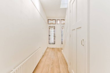 Koridordaki merdivenler.