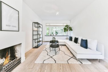 Modern apartmandaki oturma odasının şık bir iç mekanı.