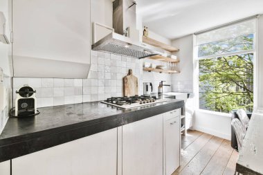 Evdeki modern mutfağın içi.