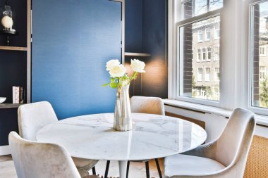 Güzel yemek odası.