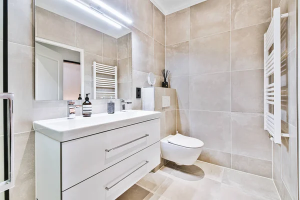 Невелика чиста ванна кімната — стокове фото