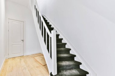 Koridordaki merdivenler.