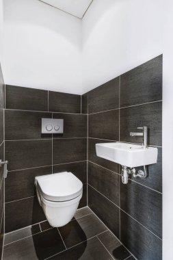 Küçük temiz tuvalet.