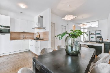 Parlak yemek odası.