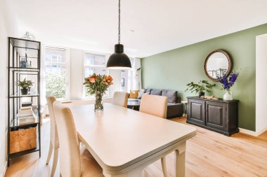 Güzel yemek odası.