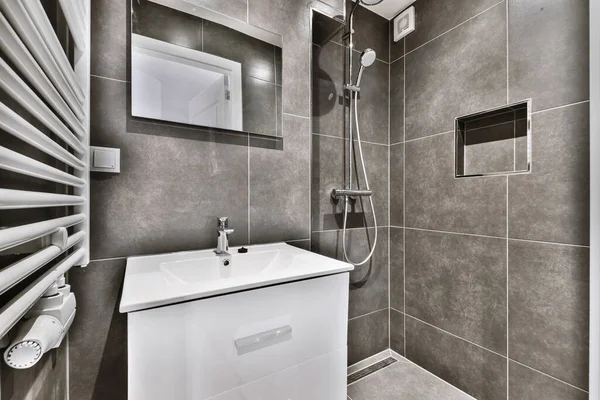 Стильный дизайн ванной комнаты — стоковое фото
