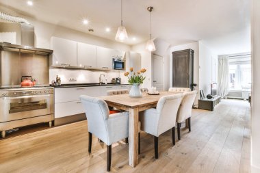 Güzel yemek odası.