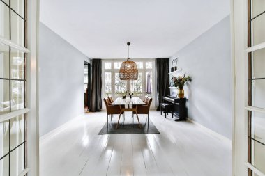 Güzel yemek odası.