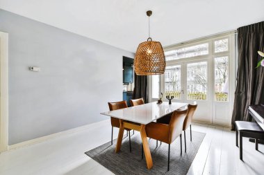 Güzel yemek odası.