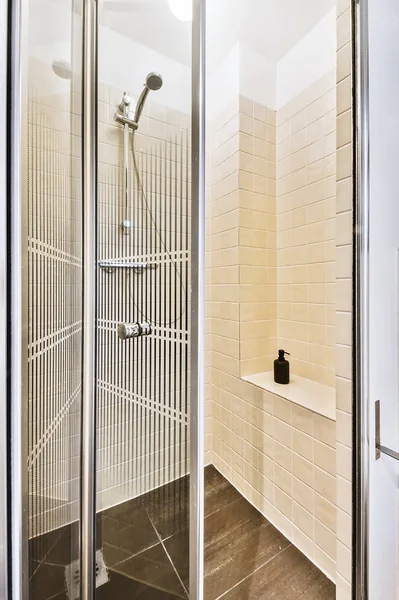 Сучасна душова кабінка — стокове фото