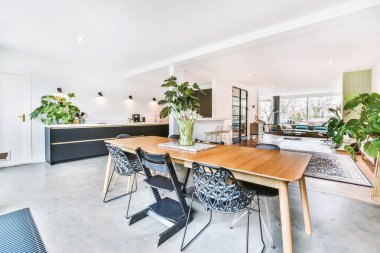 Güzel yemek odası.