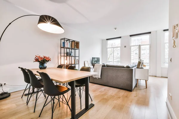 Güzel yemek odası.