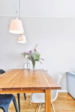 Parlak yemek odası.