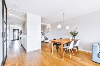 Parlak yemek odası.