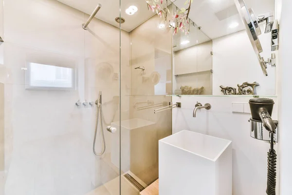Елегантна ванна кімната дизайн — стокове фото