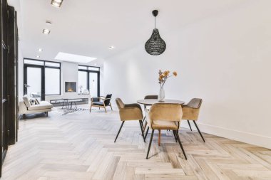 Güzel yemek odası.