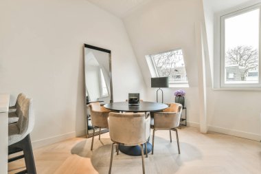 Güzel yemek odası.