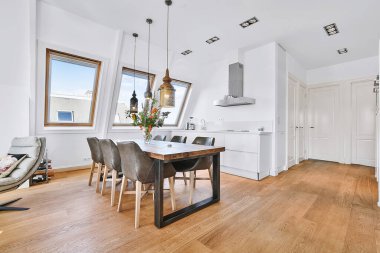 Güzel yemek odası.