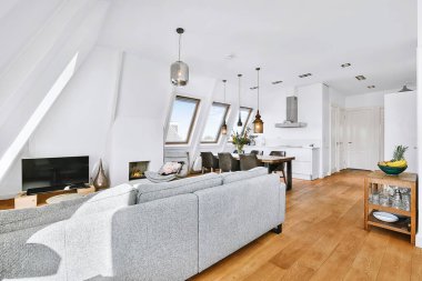 Geniş oturma odası.