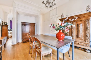 Parlak yemek odası.