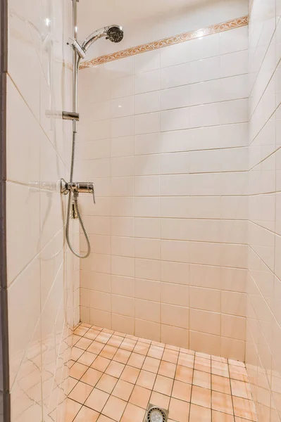 현대식 샤워실 — 스톡 사진