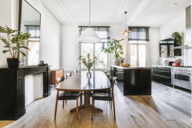 Güzel yemek odası.