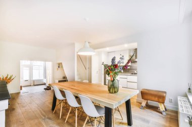 Güzel yemek odası.