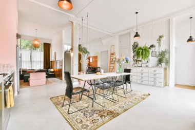 Güzel yemek odası.