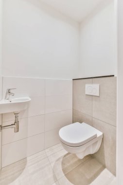 Küçük temiz tuvalet.